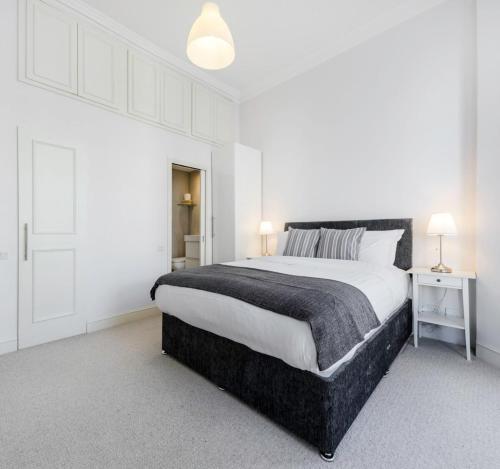 Elegant Earl's Court 2 Bedroom Flat Just 4 Minutes from Tube