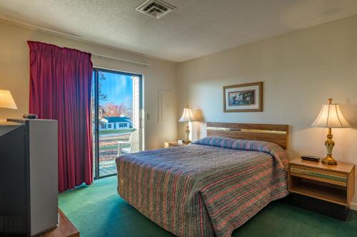 Habitación de hotel con cama y ventana grande en Crown Resorts at Lake Tansi East, en Crossville