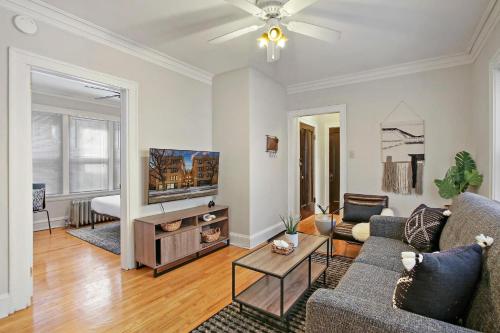 a living room with a couch and a tv at 1BR Calm & Cozy Apt in Lincoln Square - Eastwood 2S in Chicago