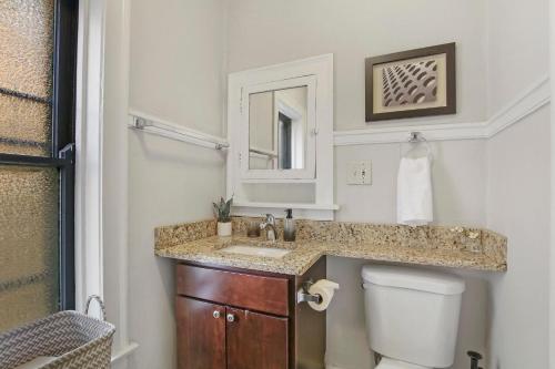 Ένα μπάνιο στο 1BR Calm & Cozy Apt in Lincoln Square - Eastwood 2S
