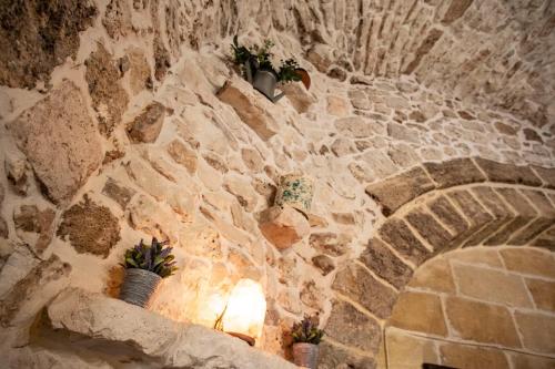Gambar di galeri bagi DOMUS CESARE - dimora storica totalmente in pietra nel cuore del centro storico con cabina doccia pietra in camera e zona relax esterna-historic residence entirely made of stone in the heart of the historic center with stone shower cabin in the room di Carovigno