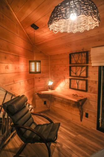 a room with a bench in a wooden cabin at Casa na Árvore Morada dos Vagalumes in Farroupilha