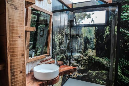 Phòng tắm tại Casa na Árvore Morada dos Vagalumes