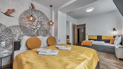 Posteľ alebo postele v izbe v ubytovaní Apartament w Starym Tartaku 2 z Sauną - 5D Apartamenty