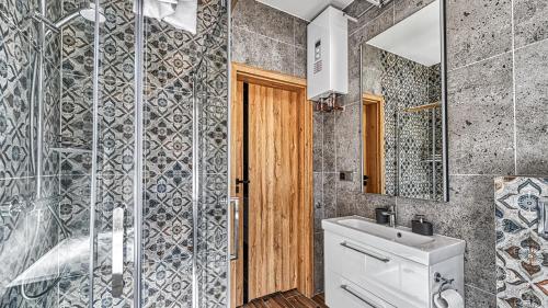 Kúpeľňa v ubytovaní Apartament w Starym Tartaku 2 z Sauną - 5D Apartamenty