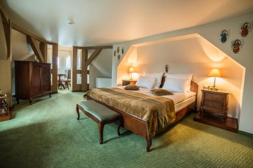 ein Schlafzimmer mit einem großen Bett in einem Zimmer in der Unterkunft Hotel Starka in Oppeln