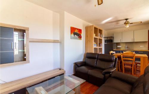 Ein Sitzbereich in der Unterkunft Amazing Home In Jijona With House A Mountain View