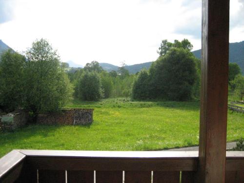 een veranda met uitzicht op een groen veld bij Ferienwohnung Gundi Scheurl - Chiemgau Karte in Inzell