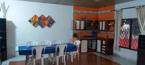 eine Küche mit einem Tisch und Stühlen im Zimmer in der Unterkunft Casa ITCI Tours in Cartagena de Indias