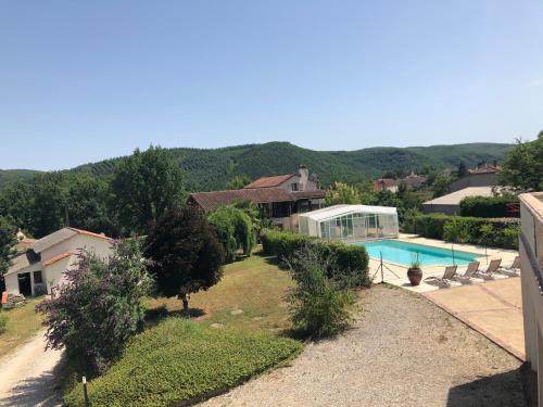 Πισίνα στο ή κοντά στο Trois gîtes ensemble dans le même immeuble devant la piscine avec terrasses offrant une vue magnifique, dont une couverte au niveau de la piscine et vue sur la vallée à l'étage