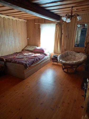 una camera con letto e finestra di Forest House Near Vilnius a Lavoriškės