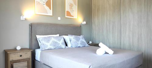 מיטה או מיטות בחדר ב-Spiros - Full Renovated House 2022