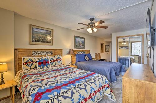Ліжко або ліжка в номері Copper Mountain Condo Walk to American Eagle Lift