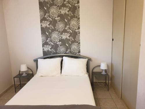 - une chambre avec un lit et 2 tables de chevet dans l'établissement Fréjus plage T2, piscine, parking, plages à 200m, à Fréjus