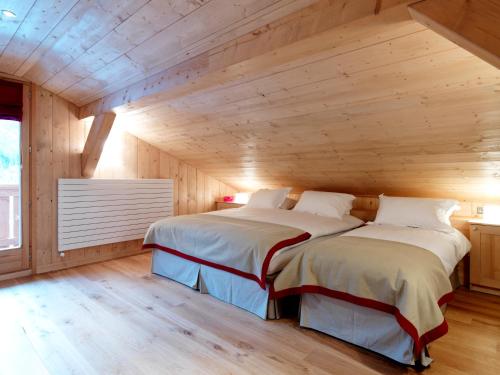 Кровать или кровати в номере Les Chalets des Liarets