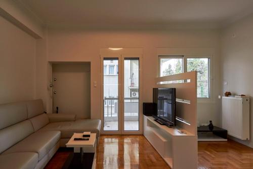 TV a/nebo společenská místnost v ubytování Fully renovated, family-friendly apartment, next to a huge green park, in Athens center