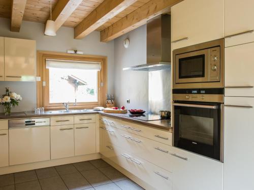 Кухня или мини-кухня в Les Chalets des Liarets
