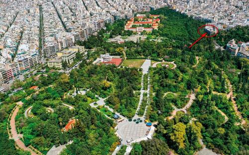 Fully renovated, family-friendly apartment, next to a huge green park, in Athens center