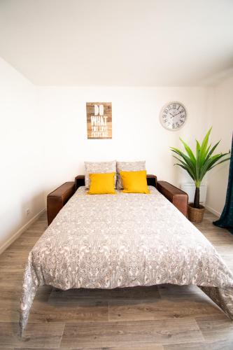 - une chambre avec un lit et 2 oreillers jaunes dans l'établissement Le Délicieux T2-42m2-Disney, à Montévrain