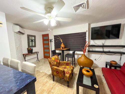 sala de estar con sofá y ventilador de techo en 1 Room Apartment in Zona Hotelera (Cancún), en Cancún