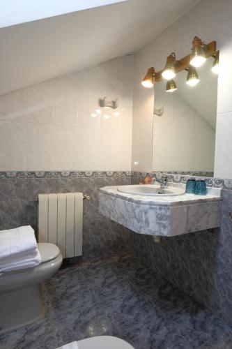 Kylpyhuone majoituspaikassa Hotel Restaurante Casa Manolo