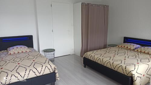 a bedroom with two beds and two trash at M & L in Ambilly
