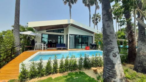 Bazén v ubytování Lom Lay Beach Front Pool Villa Chaam, Huahin nebo v jeho okolí