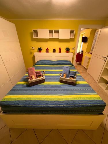 - une chambre avec un grand lit et 2 chaises dans l'établissement Cà di Dome Appartamento vista mare, à San Bernardino