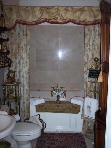 Ένα μπάνιο στο Shadowlawn Bed and Breakfast