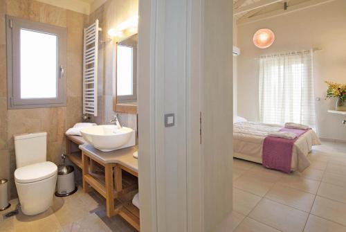 スヴォロナータにあるDespinaのバスルーム(洗面台、トイレ付)、ベッド1台が備わります。