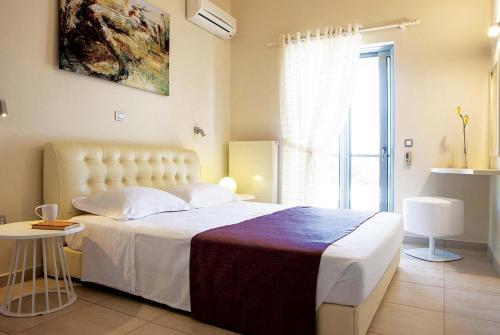 スヴォロナータにあるDespinaのベッドルーム(大きな白いベッド1台、窓付)