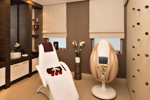 Ruang duduk di Z-Hotel Business & Spa