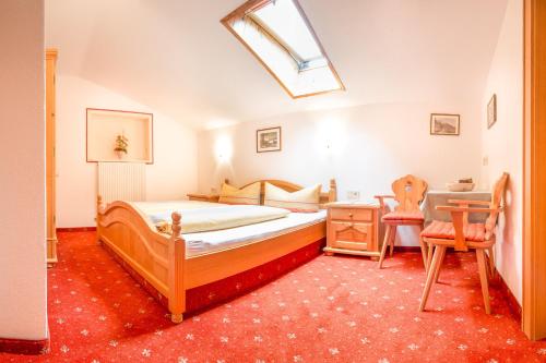 - une chambre avec un lit et un bureau dans l'établissement Haus Gleinser - Neustift im Stubaital, à Neustift im Stubaital