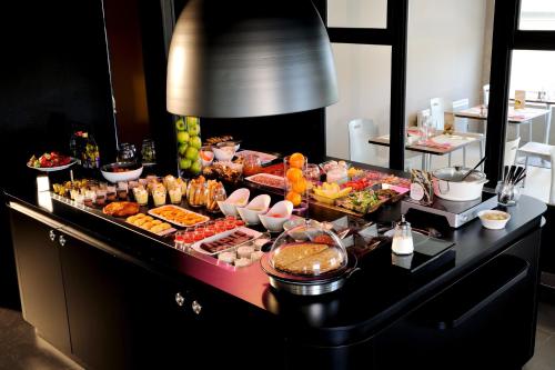 シャトー・ティエリにあるカンパニール シャトー ティエリのテーブルの上にさまざまな種類の食べ物が並んだビュッフェ