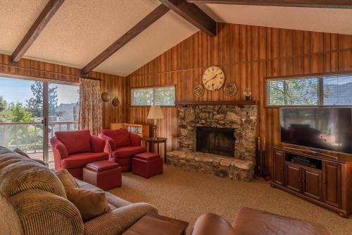 a living room with a fireplace and a tv at Miglin Lakeview in Bass Lake