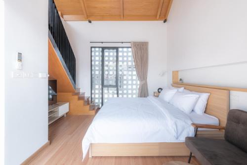 Un pat sau paturi într-o cameră la Eleven Pillar Site Chiangmai
