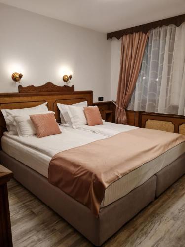 Ліжко або ліжка в номері Chuchura Family Hotel