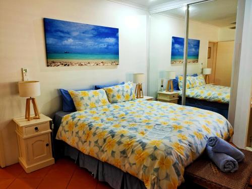 um quarto com uma cama e vista para a praia em Beaches Apt 2 em South Mission Beach