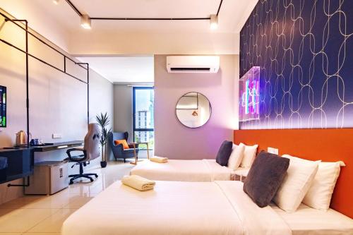 Ένα ή περισσότερα κρεβάτια σε δωμάτιο στο Scott Signature Suites by ALV
