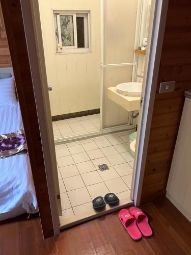 Ein Badezimmer in der Unterkunft 桃山渡假農場