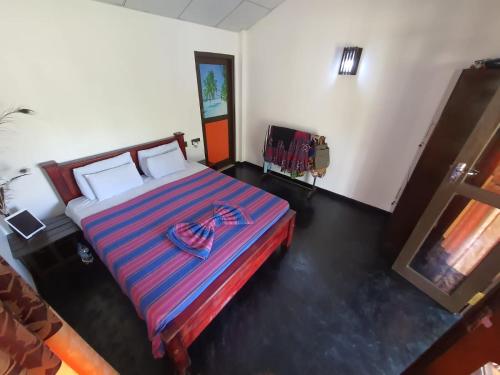 Tempat tidur dalam kamar di kingfish villa and restaurant