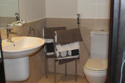Bathroom sa Samarah Dead Sea Resort Studio-CP6 Traveler Award 2023 Winner