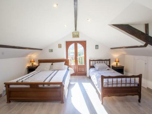 Ένα ή περισσότερα κρεβάτια σε δωμάτιο στο Gîte Saint-Paul-Lizonne, 3 pièces, 5 personnes - FR-1-616-224