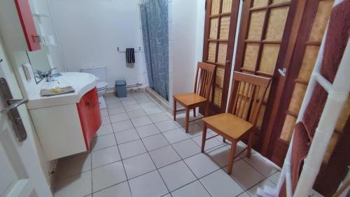 La petite salle de bains est pourvue d'un lavabo et de toilettes. dans l'établissement Manava Tahara'a Home Stay, à Mahina
