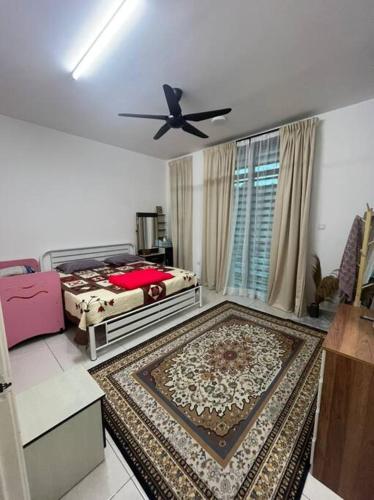 1 dormitorio con 1 cama y ventilador de techo en Hadeerna Homestay - Double storey terrace, en Chemor