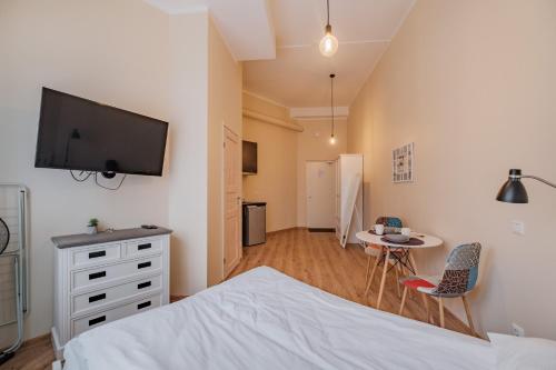 a bedroom with a bed and a tv on the wall at Kastanimaja Apartments in Tartu