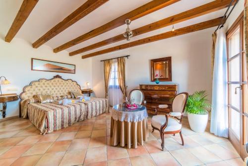 a bedroom with a bed and a table in a room at Ideal Property Mallorca - Axilo - Els Mitjans in Artá