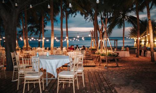 Restoran ili neka druga zalogajnica u objektu Hola Beach - Beach Club & Eco Glamping Resort