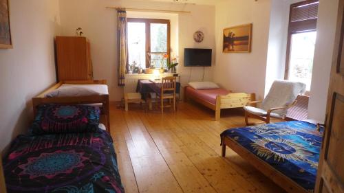 Habitación con cama y escritorio con silla. en Statek Polánka, en Malešov