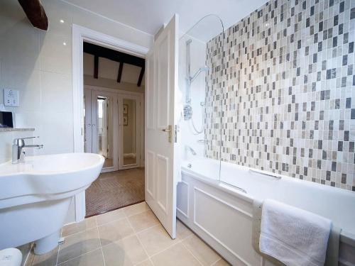 Bilik mandi di Macdonald Alveston Manor Hotel & Spa